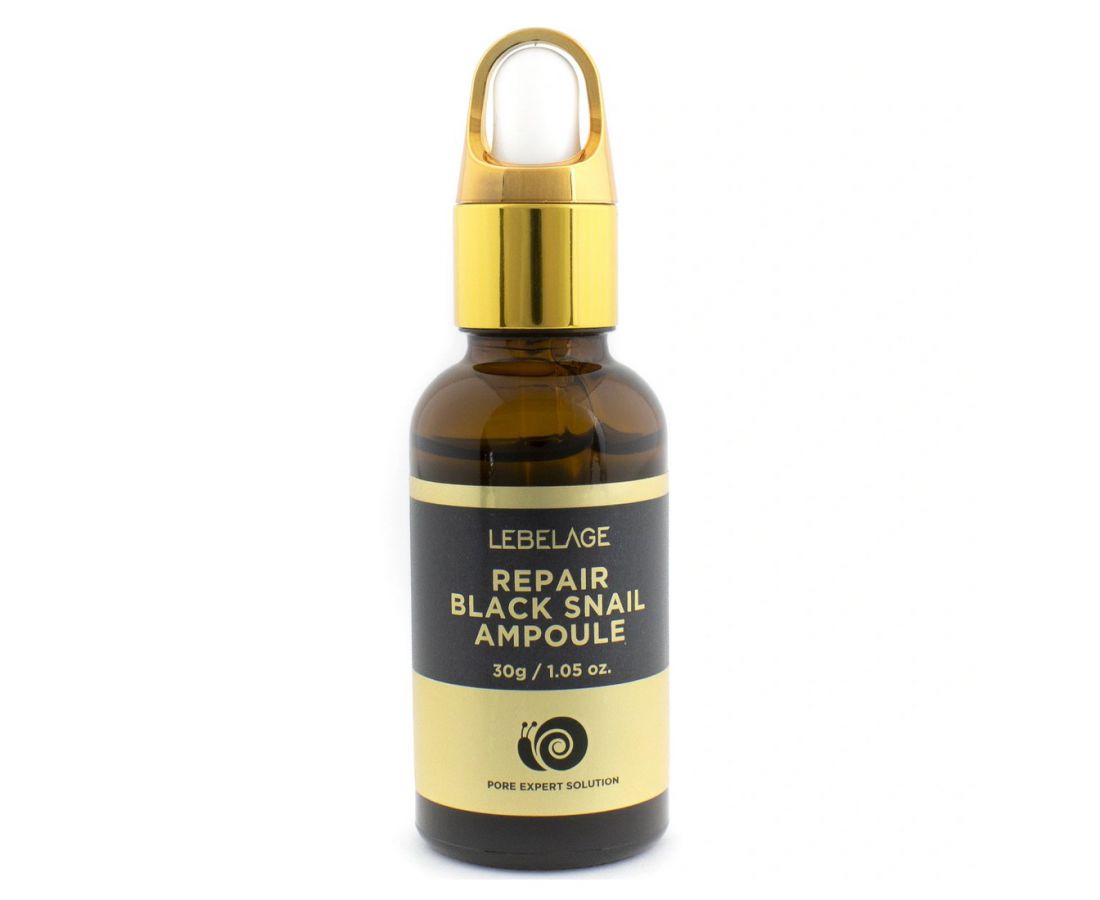 лицо. нанесение сыворотки на лицо. производство сывороток для лица. женщина наносит сыворотку. успокаивающая ампульная сыворотка с центеллой азиатской, 30мл, lebelage.